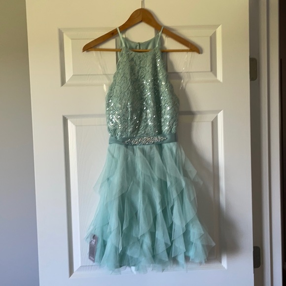 le chateau Dresses & Skirts - Ladies party dress!